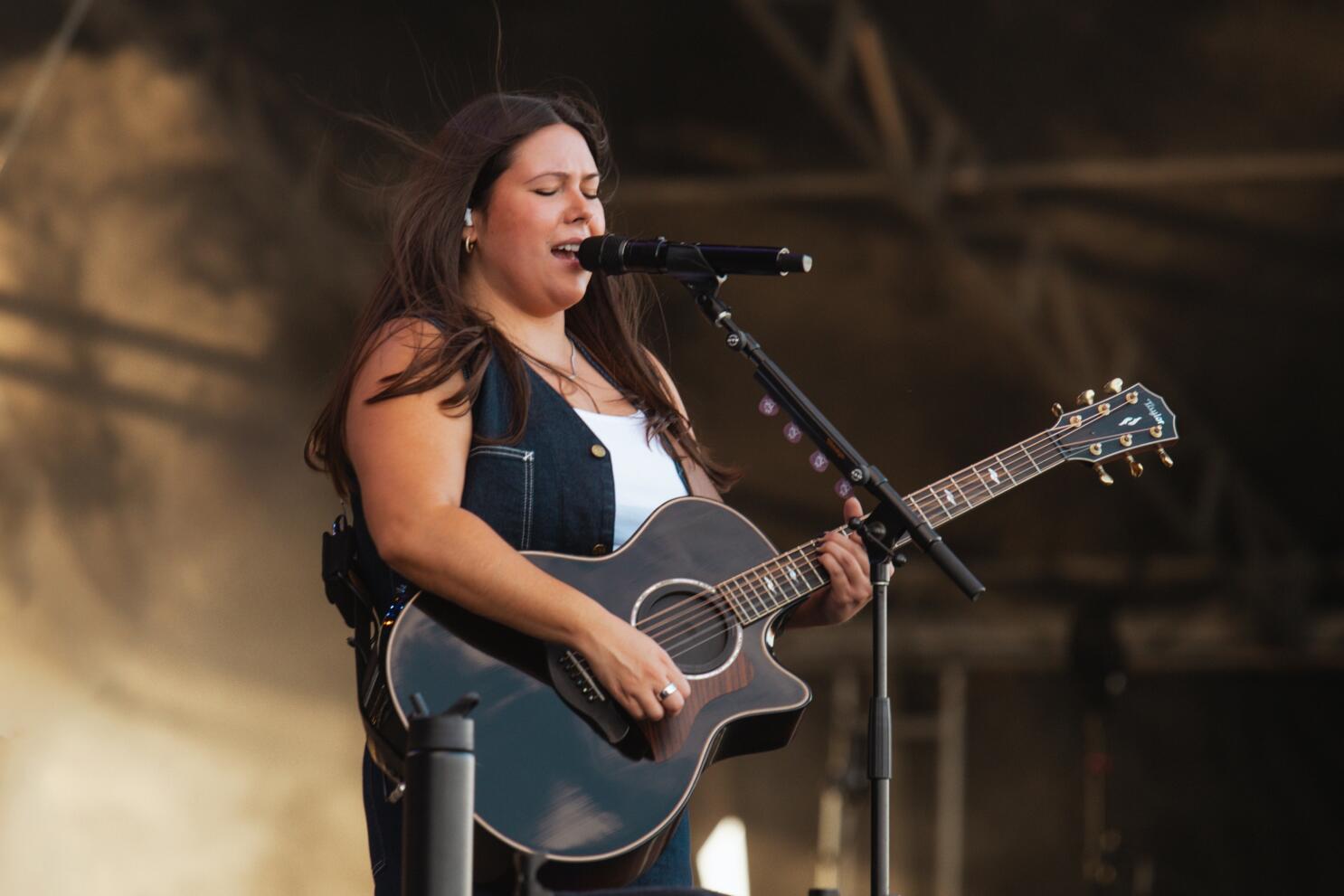 Gigi Perez live performance