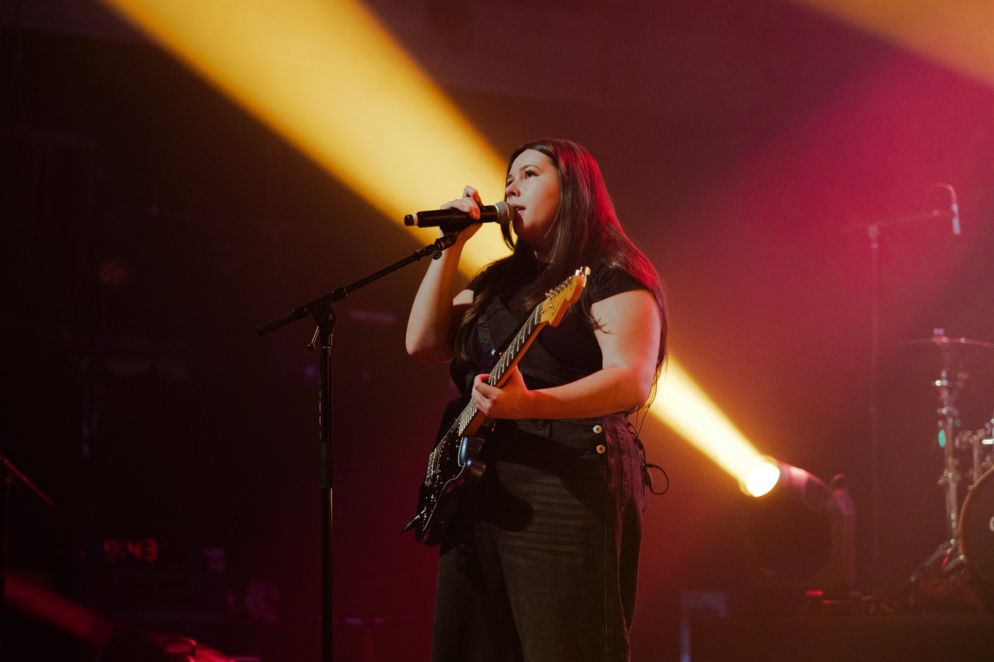 Gigi Perez performing on tour
